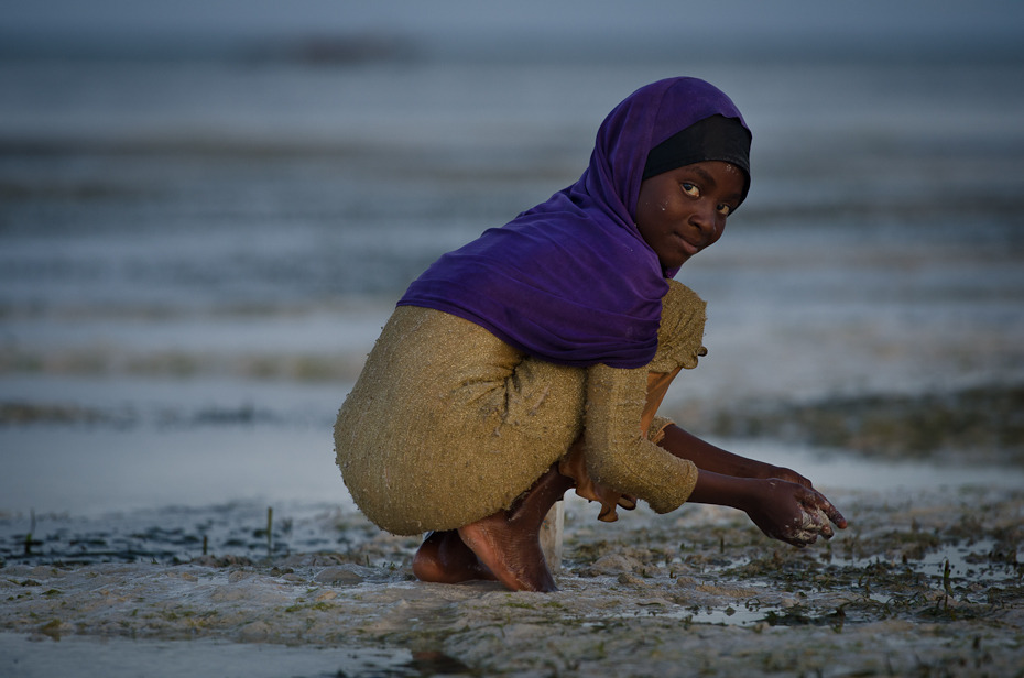  Zbieraczka małży Ludzie Nikon D7000 AF-S Nikkor 70-200mm f/2.8G Zanzibar 0 woda plaża zabawa fala piasek męski morze wakacje człowiek materiał