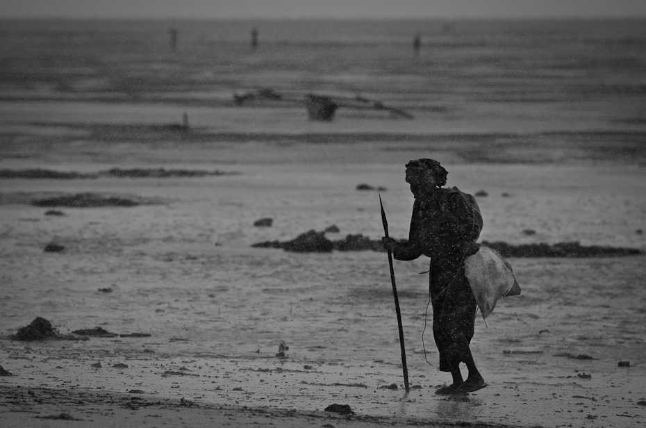  Rybak deszczu Klimaty Nikon D7000 AF-S Nikkor 70-200mm f/2.8G Zanzibar 0 morze czarny i biały plaża woda Wybrzeże ocean fotografia monochromatyczna fotografia fala