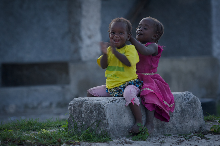  Zaplatanie warkoczyków Ludzie Nikon D7000 AF-S Nikkor 70-200mm f/2.8G Zanzibar 0 dziecko osoba dziewczyna świątynia posiedzenie człowiek drzewo zabawa roślina grać