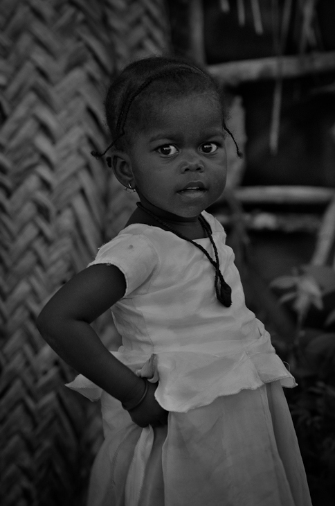  Dziewczynka Ludzie Nikon D7000 AF-S Nikkor 70-200mm f/2.8G Zanzibar 0 biały czarny Twarz fotografia osoba dziecko czarny i biały na stojąco fotografia monochromatyczna piękno