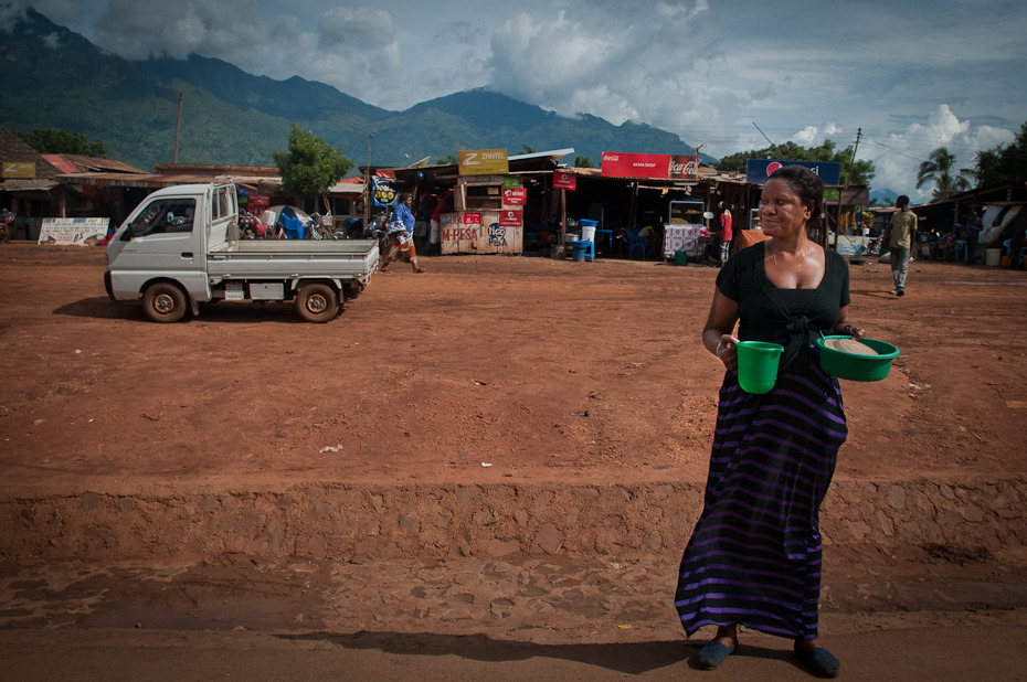  Kobieta przy drodze Ulice Nikon D300 AF-S Zoom-Nikkor 17-55mm f/2.8G IF-ED Tanzania 0 samochód niebo pojazd Droga podróżować piasek wakacje turystyka Chmura krajobraz