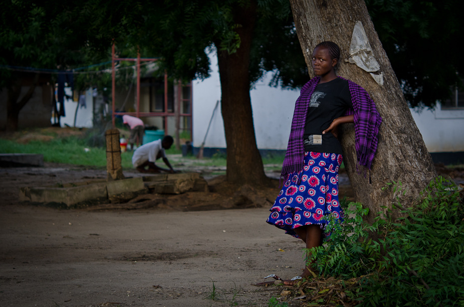  Przed domem Ulice Nikon D7000 AF-S Micro Nikkor 60mm f/2.8G Tanzania 0 roślina drzewo miejsce publiczne roślina drzewiasta trawa dziewczyna Droga rekreacja świątynia zabawa