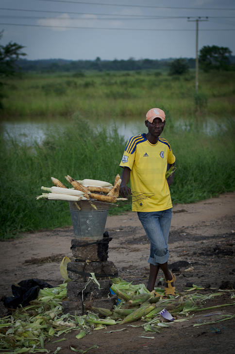  Sprzedawca kukurydzy Ulice Nikon D7000 AF-S Nikkor 70-200mm f/2.8G Tanzania 0 woda Natura Zielony żółty roślina drzewo trawa gleba niebo obszar wiejski
