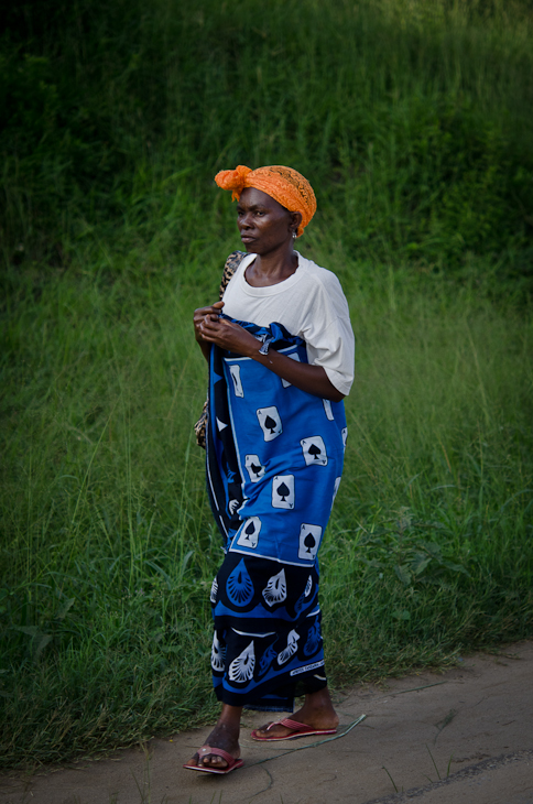  Kobieta Ulice Nikon D7000 AF-S Micro Nikkor 60mm f/2.8G Tanzania 0 niebieski odzież Zielony na stojąco zabawa nakrycie głowy trawa roślina rekreacja dziewczyna