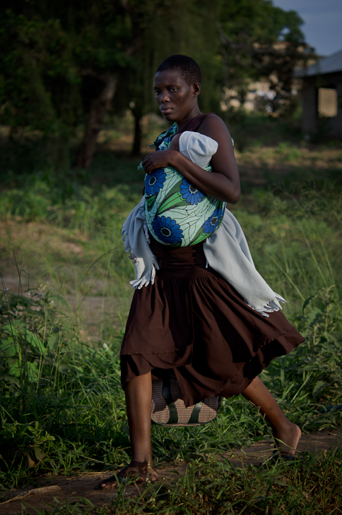  Kobieta dzieckiem Ulice Nikon D7000 AF-S Micro Nikkor 60mm f/2.8G Tanzania 0 odzież Natura roślina dziewczyna drzewo sukienka trawa zabawa rekreacja wakacje