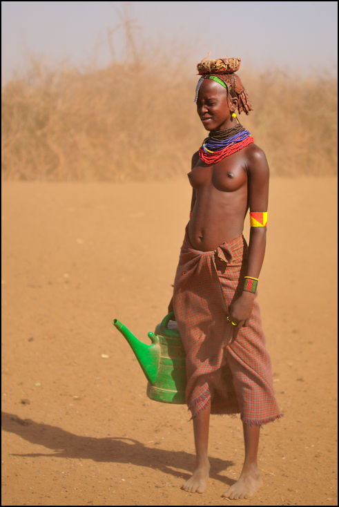  Dassanech Ludzie Nikon D300 AF-S Micro Nikkor 60mm f/2.8G Etiopia 0 ludzie plemię piasek wakacje człowiek plaża zabawa krajobraz dziewczyna