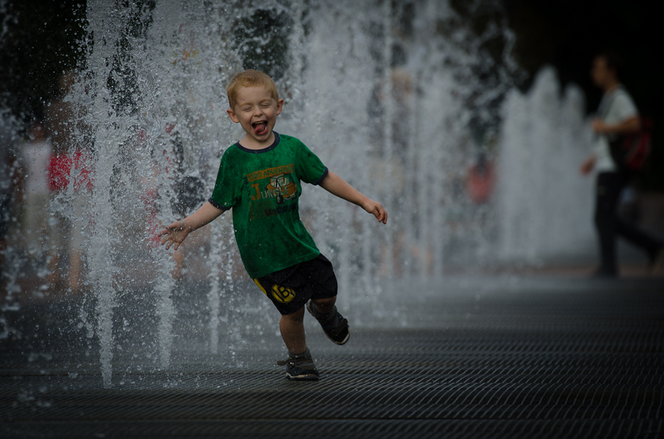  Fontanna przy Manufakturze Architektura Nikon D7000 AF-S Nikkor 70-200mm f/2.8G woda fotografia Zielony osoba zabawa lekki męski dziecko chłopak
