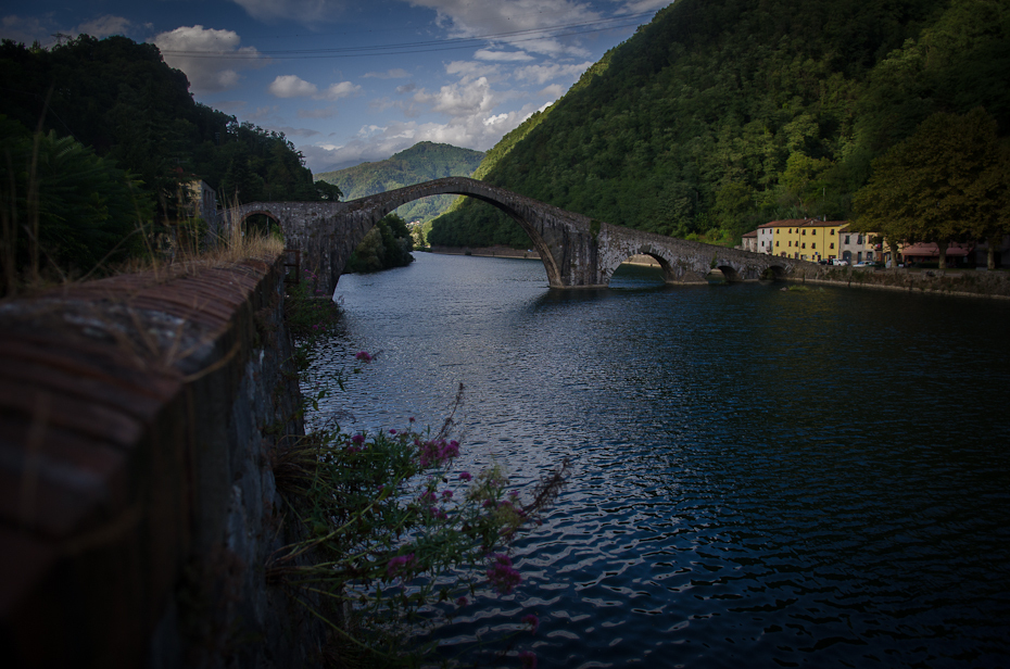  Borgo Mozzano Toskania 0 Nikon D7000 AF-S Zoom-Nikkor 17-55mm f/2.8G IF-ED odbicie Natura rzeka arteria wodna woda niebo most zbiornik jezioro