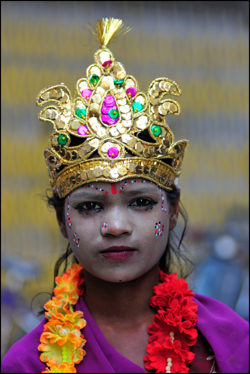  Dziecko Portret Nikon D300 Zoom-Nikkor 80-200mm f/2.8D Indie 0 karnawał tradycja korona świątynia nakrycie głowy religia hełm akcesoria do włosów biżuteria