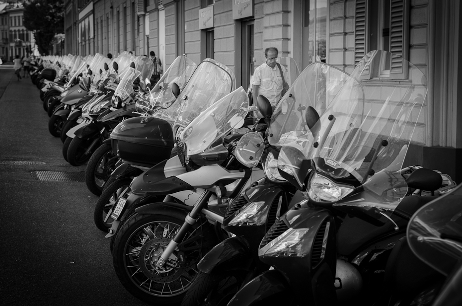 Florencja Toskania 0 Nikon D7000 AF-S Zoom-Nikkor 17-55mm f/2.8G IF-ED pojazd lądowy motocykl samochód pojazd silnikowy pojazd czarny i biały fotografia migawka ulica projektowanie motoryzacyjne