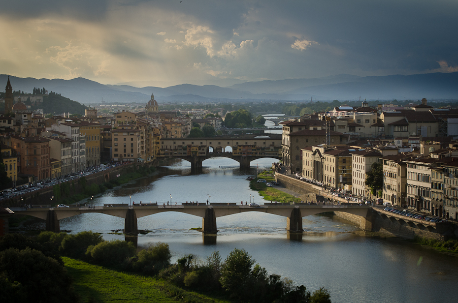 Florencja Toskania 0 Nikon D7000 AF-S Zoom-Nikkor 17-55mm f/2.8G IF-ED niebo odbicie rzeka Miasto woda arteria wodna Chmura miasto most cityscape