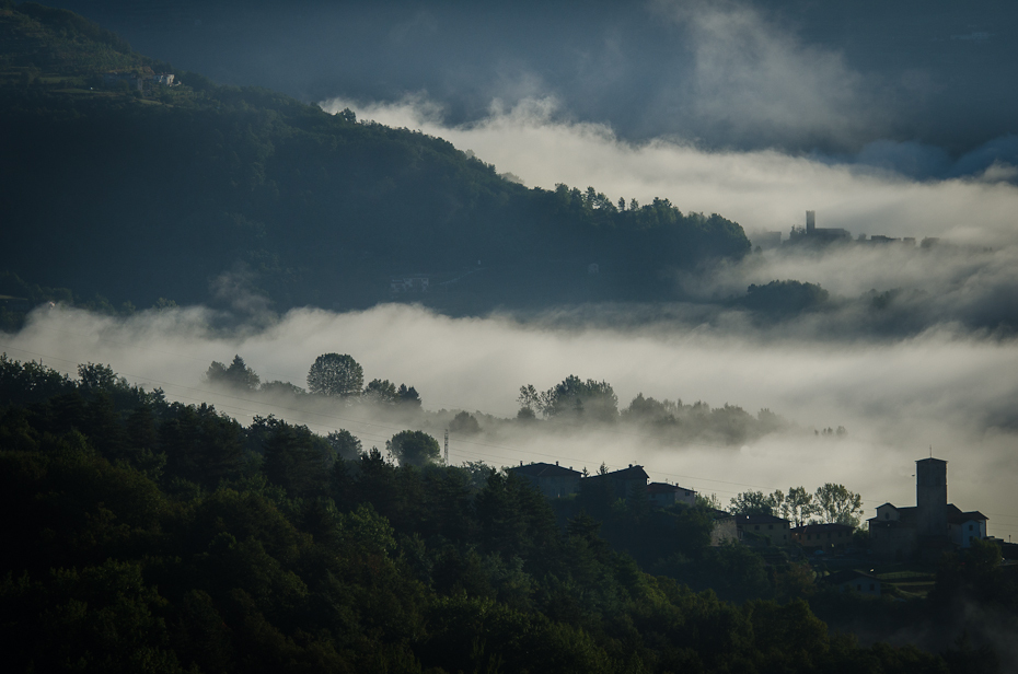  Toskania 0 Nikon D7000 AF-S Nikkor 70-200mm f/2.8G niebo Chmura zamglenie średniogórze drzewo atmosfera górzyste formy terenu roślina drzewiasta ranek mgła