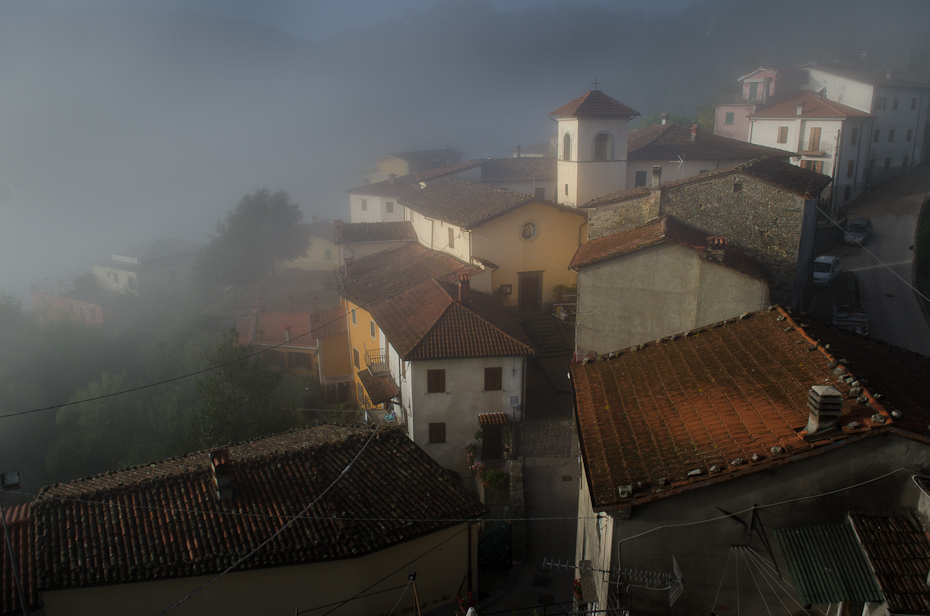  Molazzana Toskania 0 Nikon D7000 AF-S Nikkor 70-200mm f/2.8G niebo miasto ranek dach zjawisko dom mgła wioska Chmura wieczór