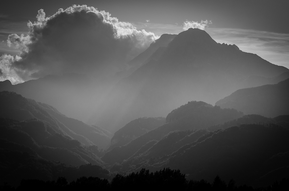 Apeniny Toskania 0 Nikon D7000 AF-S Nikkor 70-200mm f/2.8G niebo biały górzyste formy terenu czarny Natura czarny i biały Góra fotografia monochromatyczna Chmura atmosfera