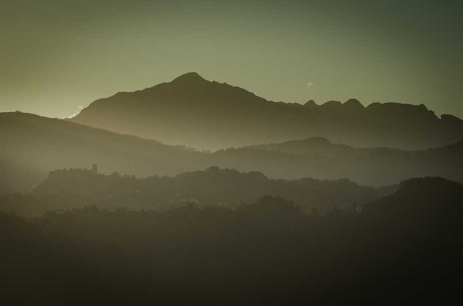  Barga Toskania 0 Nikon D7000 AF-S Nikkor 70-200mm f/2.8G niebo świt ranek atmosfera zamglenie wzgórze Góra wschód słońca horyzont stacja na wzgorzu