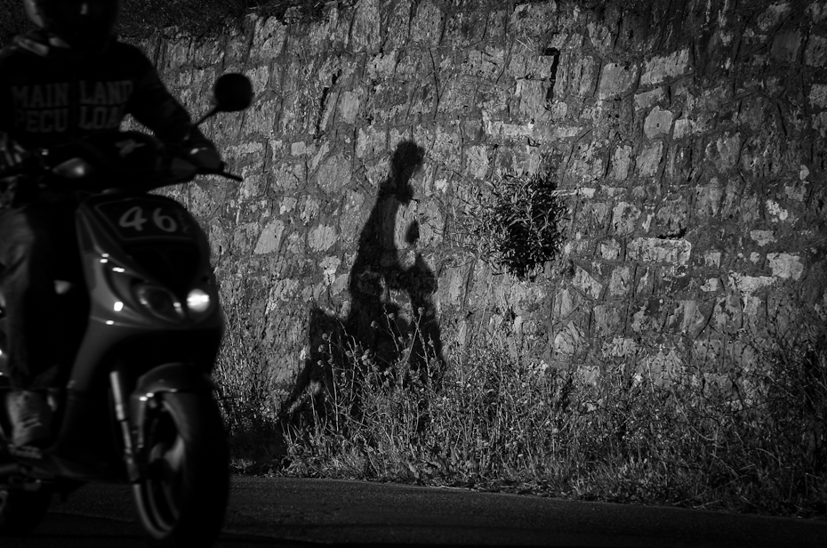  Skuter cień Toskania 0 Nikon D7000 AF-S Nikkor 70-200mm f/2.8G pojazd lądowy czarny samochód czarny i biały fotografia monochromatyczna pojazd fotografia ciemność motocykl migawka