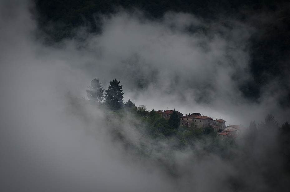  Wyspa chmurach Toskania 0 Nikon D7000 AF-S Nikkor 70-200mm f/2.8G zamglenie mgła niebo Chmura atmosfera drzewo ranek atmosfera ziemi Góra zjawisko