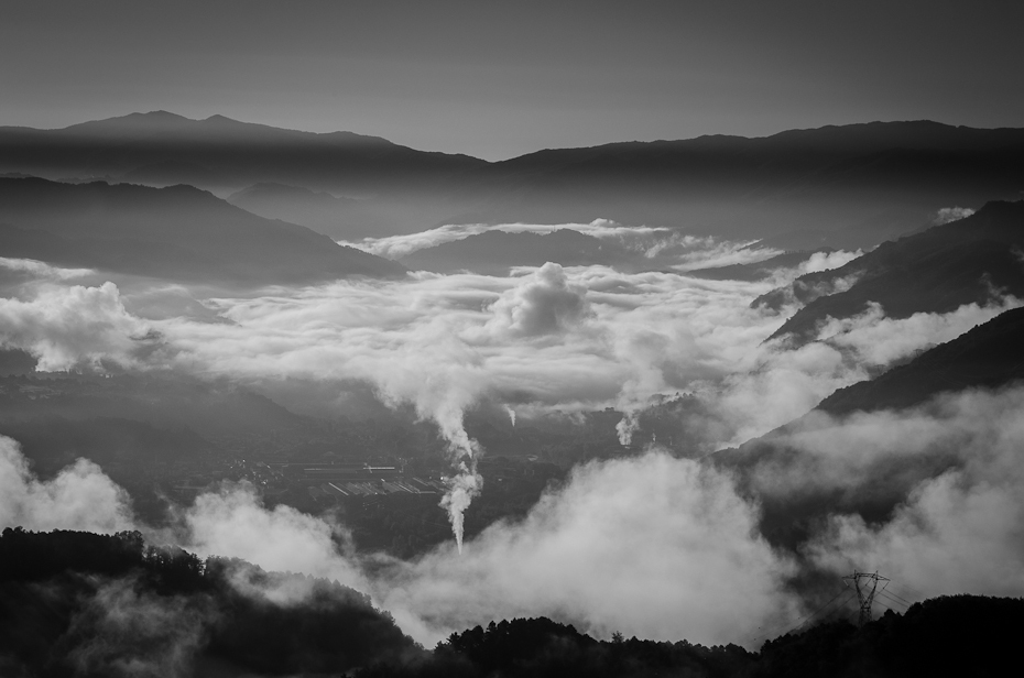  Skąd biorą się chmury Toskania 0 Nikon D7000 AF-S Nikkor 70-200mm f/2.8G niebo czarny i biały Chmura fotografia monochromatyczna atmosfera fotografia monochromia ranek zjawisko Góra
