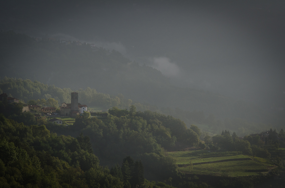  Toskania 0 Nikon D7000 AF-S Nikkor 70-200mm f/2.8G niebo średniogórze zamglenie drzewo Chmura atmosfera górzyste formy terenu wzgórze stacja na wzgorzu mgła