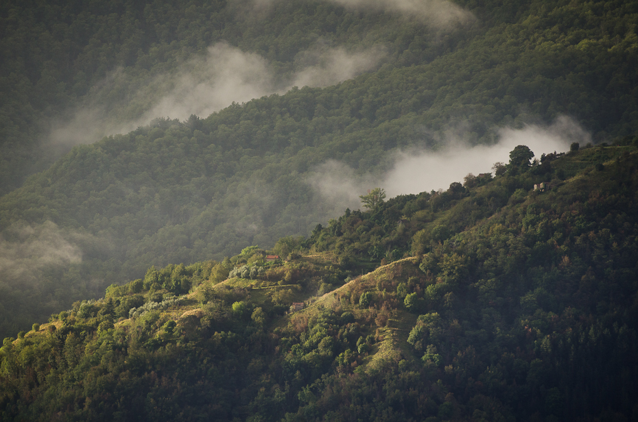 Toskania 0 Nikon D7000 AF-S Nikkor 70-200mm f/2.8G niebo Natura wegetacja górzyste formy terenu Chmura średniogórze zamglenie Góra stacja na wzgorzu las