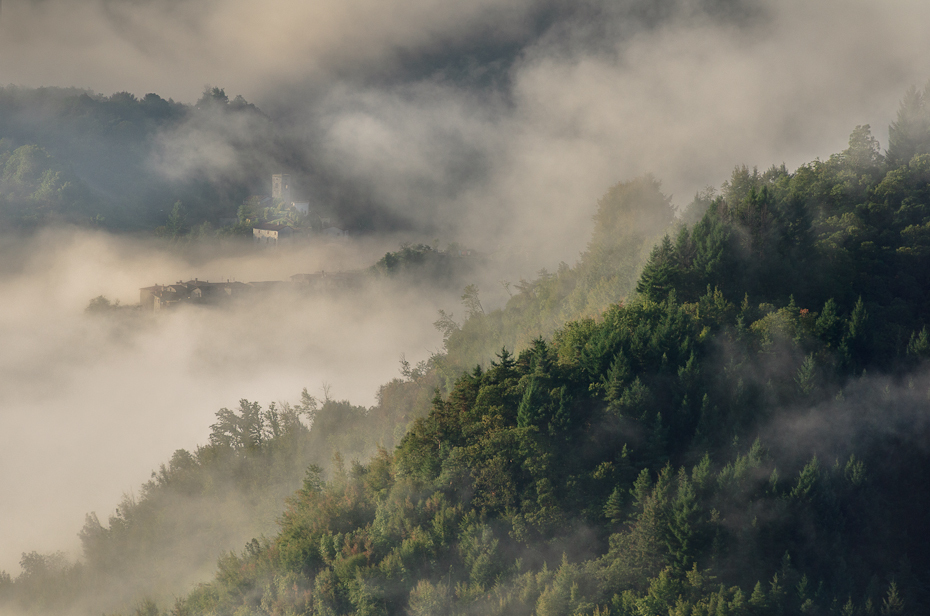  Apeniny Toskania 0 Nikon D7000 AF-S Nikkor 70-200mm f/2.8G zamglenie niebo mgła Chmura drzewo górzyste formy terenu roślina drzewiasta wegetacja pustynia atmosfera