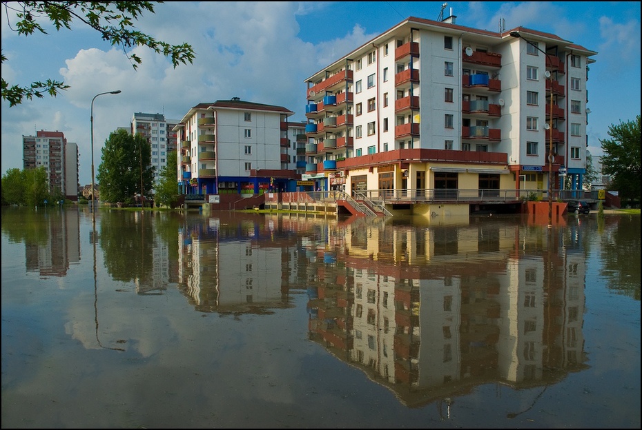  Osiedle Kozanów Powódź 0 Wrocław Nikon D200 AF-S Zoom-Nikkor 17-55mm f/2.8G IF-ED odbicie woda arteria wodna dzielnica kondominium sąsiedztwo zastosowań mieszanych niebo nieruchomość Miasto