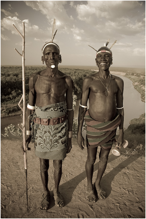  Starsi Karo Ludzie karo people, old, elderly, starszyzna Nikon D70 AF-S Zoom-Nikkor 18-70mm f/3.5-4.5G IF-ED Etiopia 0 ludzie plemię czarny i biały człowiek zbiory fotografii drzewo
