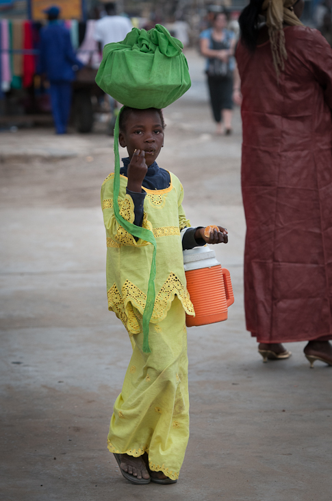  Dziewczynka koszem Senegal Nikon D300 AF-S Nikkor 70-200mm f/2.8G Budapeszt Bamako 0 żółty dziecko na stojąco świątynia dziewczyna zabawa kostium tradycja