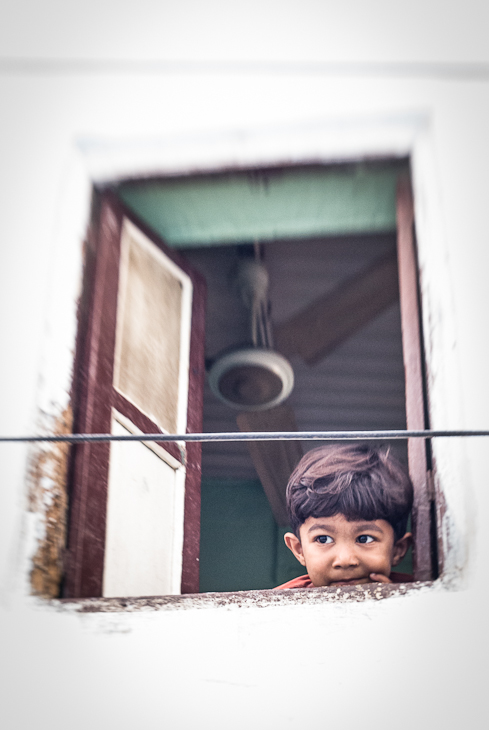  Chłopiec oknie Ulice Nikon D200 Lensbaby Indie 0 fotografia migawka okno dom dziewczyna lustro drzwi ramka