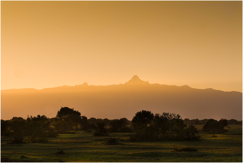  Mt. Kenya rankiem Krajobraz Nikon D200 AF-S Nikkor 70-200mm f/2.8G Kenia 0 niebo ranek horyzont świt wschód słońca pole zachód słońca atmosfera wieczór obszar wiejski