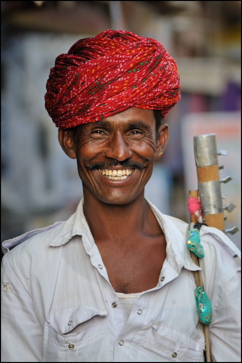  Grajek Portret Nikon D300 Zoom-Nikkor 80-200mm f/2.8D Indie 0 nakrycie głowy turban człowiek świątynia tradycja dastar uśmiech