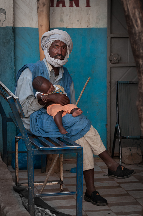  Ojciec dzieckiem Mali Nikon D300 AF-S Nikkor 70-200mm f/2.8G Budapeszt Bamako 0 niebieski posiedzenie ludzkie zachowanie człowiek sztuka świątynia dziewczyna ulica