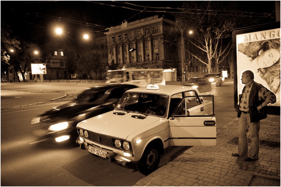  Taksi Odessie Ukraina, Odessa 0 Nikon D300 AF-S Zoom-Nikkor 17-55mm f/2.8G IF-ED samochód pojazd projektowanie motoryzacyjne noc rodzinny samochód migawka ulica czarny i biały fotografia pojazd silnikowy