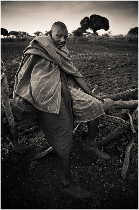  Masaj Ludzie maasai mara village Nikon D300 AF-S Zoom-Nikkor 17-55mm f/2.8G IF-ED Kenia 0 fotografia czarny człowiek osoba czarny i biały męski fotografia monochromatyczna na stojąco woda