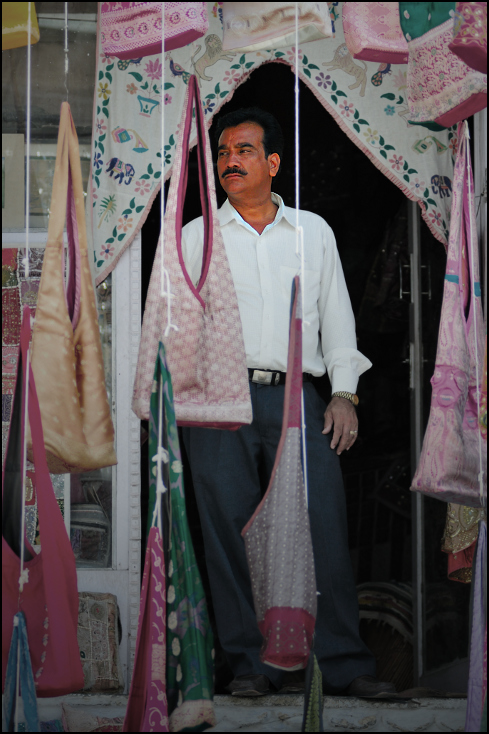  Sprzedawca torebek Portret Nikon D300 Zoom-Nikkor 80-200mm f/2.8D Indie 0 różowy odzież miejsce publiczne włókienniczy odzież wierzchnia tradycja świątynia kostium dziewczyna rynek
