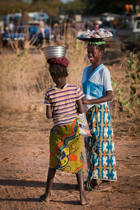  Młode sprzedawczynie Mali Nikon D300 AF-S Nikkor 70-200mm f/2.8G Budapeszt Bamako 0 ludzie plemię dziecko wakacje roślina nakrycie głowy drzewo rekreacja podróżować dziewczyna