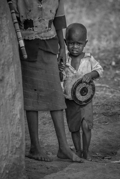  Dzieci masajskie Ludzie Nikon D300 AF-S Nikkor 70-200mm f/2.8G Kenia 0 ludzie biały fotografia czarny osoba czarny i biały dziecko na stojąco fotografia monochromatyczna