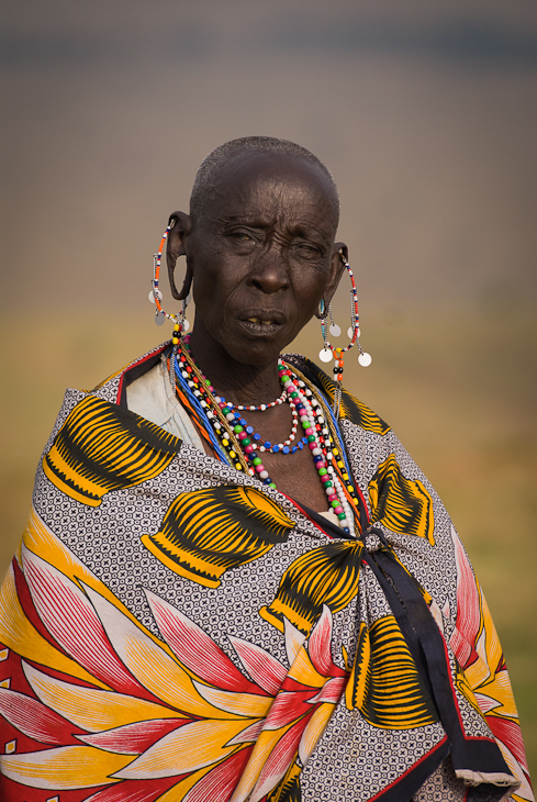  Kobieta masajska Ludzie Nikon D300 AF-S Nikkor 70-200mm f/2.8G Kenia 0 żółty plemię tradycja świątynia