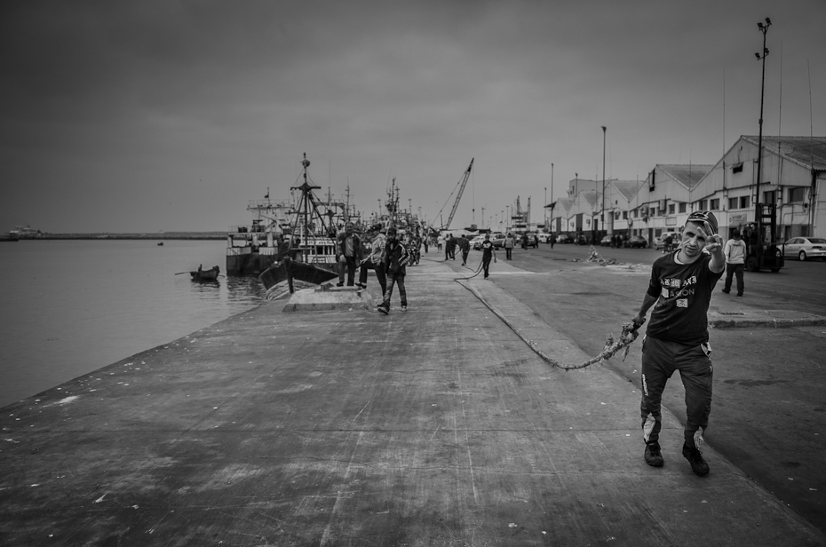  Wyciąganie liny Port Agadir Nikon D7000 AF-S Zoom-Nikkor 17-55mm f/2.8G IF-ED Maroko 0 czarny woda czarny i biały niebo morze fotografia monochromatyczna fotografia Chmura monochromia Promenada