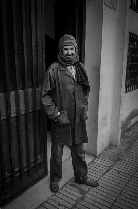  Człowiek porcie Port Agadir Nikon D7000 AF-S Zoom-Nikkor 17-55mm f/2.8G IF-ED Maroko 0 biały czarny człowiek fotografia czarny i biały na stojąco infrastruktura fotografia monochromatyczna męski