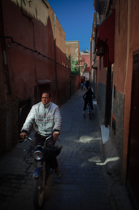  Medyna Marrakesz Nikon D7000 AF-S Zoom-Nikkor 17-55mm f/2.8G IF-ED Maroko 0 Droga ulica infrastruktura aleja rodzaj transportu miasto niebo pojazd pas ruchu podróżować