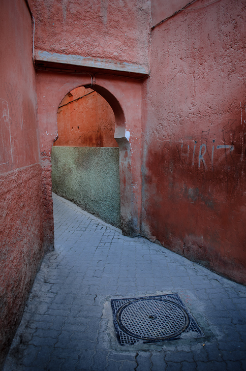  Medyna Marrakesz Nikon D7000 AF-S Zoom-Nikkor 17-55mm f/2.8G IF-ED Maroko 0 Ściana cegła aleja łuk nawierzchnia drogi beton kąt tekstura okno
