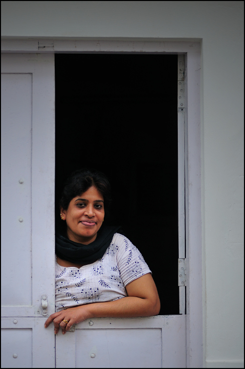  Kobieta drzwiach Portret Nikon D300 Zoom-Nikkor 80-200mm f/2.8D Indie 0 na stojąco dziewczyna ramię migawka drzwi okno lustro posiedzenie uśmiech dom