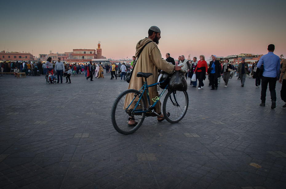  Plac Jemaa Fna Marrakesz Nikon D7000 AF-S Zoom-Nikkor 17-55mm f/2.8G IF-ED Maroko 0 pojazd lądowy rower rower drogowy Jazda rowerem pojazd sport rowerowy niebo Wyposażenie sportowe ranek rower górski
