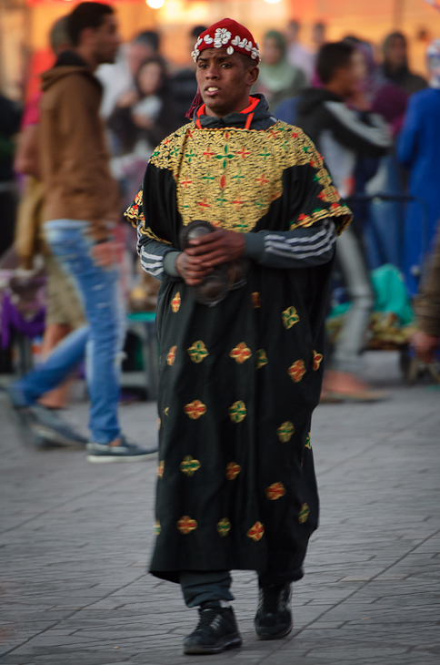  Uliczny grajek Marrakesz Nikon D7000 AF-S Nikkor 70-200mm f/2.8G Maroko 0 tradycja odzież wierzchnia moda człowiek świątynia kostium ulica nakrycie głowy dziewczyna zabawa