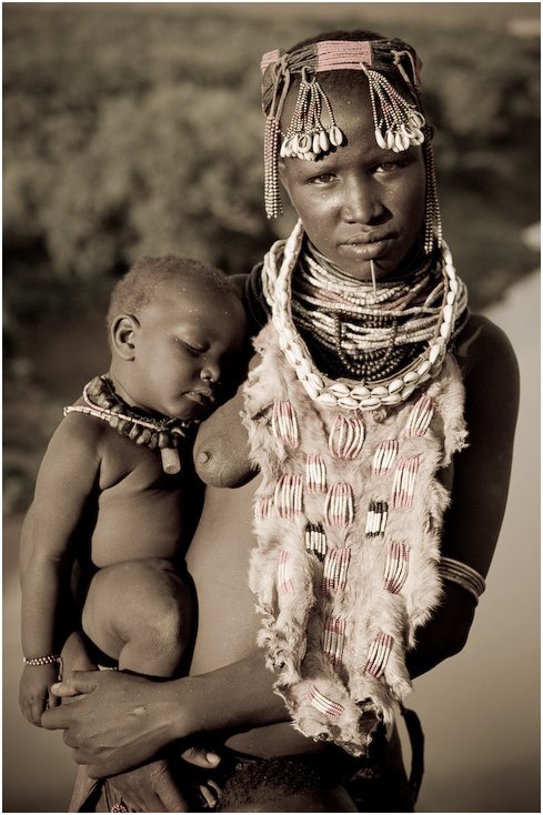  Karo Ludzie Nikon D300 AF-S Micro Nikkor 60mm f/2.8G Etiopia 0 ludzie plemię dziecko człowiek czarny i biały dziewczyna świątynia ludzkie zachowanie nakrycie głowy uśmiech