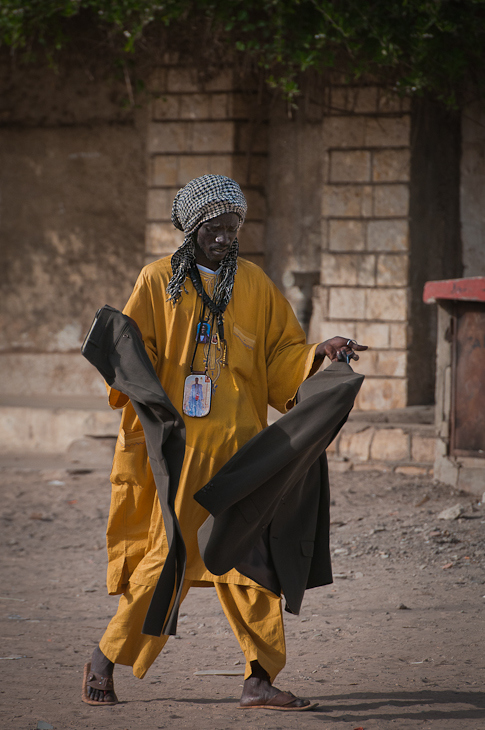  Mężczyzna garniturem Senegal Nikon D300 AF-S Nikkor 70-200mm f/2.8G Budapeszt Bamako 0 żółty nakrycie głowy świątynia tradycja kostium rekreacja