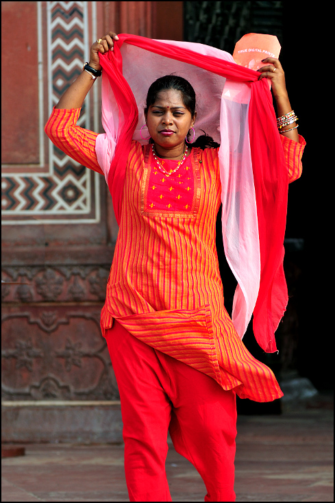  Kobieta Ulice Nikon D300 Zoom-Nikkor 80-200mm f/2.8D Indie 0 czerwony sztuki sceniczne wydajność tancerz taniec dziewczyna tradycja zabawa moda świątynia
