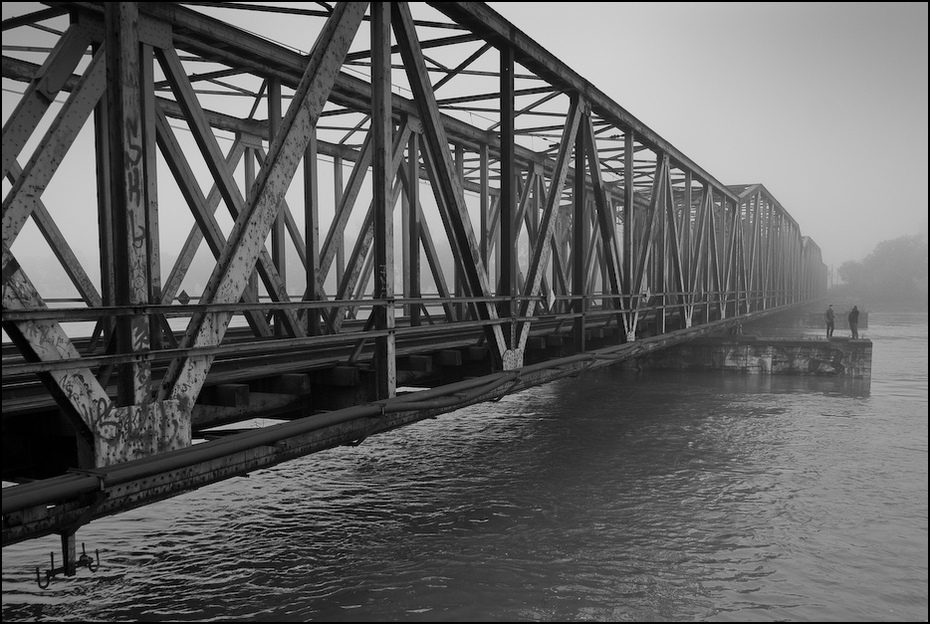  Most kolejowy Powódź 0 Wrocław wrocław, mosty warszawskie Nikon D200 AF-S Zoom-Nikkor 17-55mm f/2.8G IF-ED most czarny i biały woda fotografia monochromatyczna Struktura most kratownicowy naprawiony link monochromia odbicie niebo