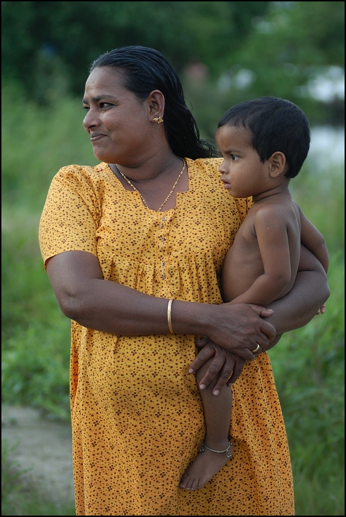  Matka dzieckiem Indie 0 Nikon D200 Zoom-Nikkor 80-200mm f/2.8D ludzie dziecko dama dziewczyna emocja na stojąco oko uśmiech człowiek świątynia